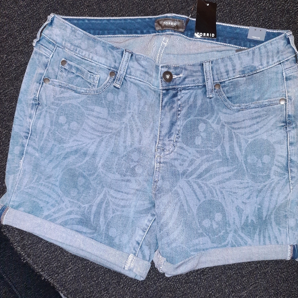 Skull Mid Rise Super Soft Midi Short - Picture 6 of 7